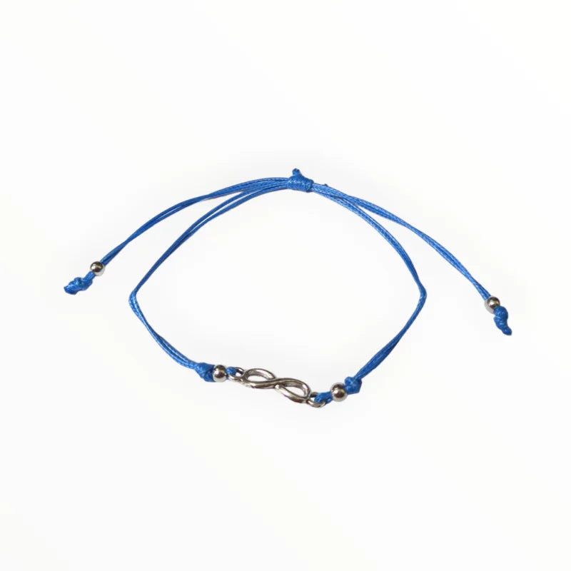 Een blauwe armband met een zilveren sluiting