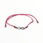 Een roze armband met een metalen sluiting