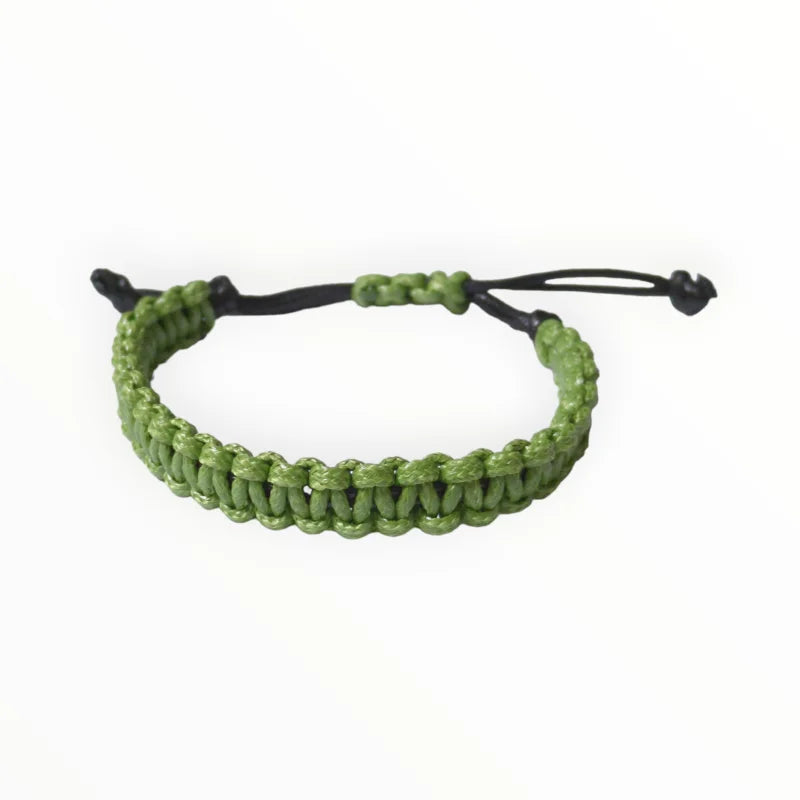 Een groene armband met een zwart koord