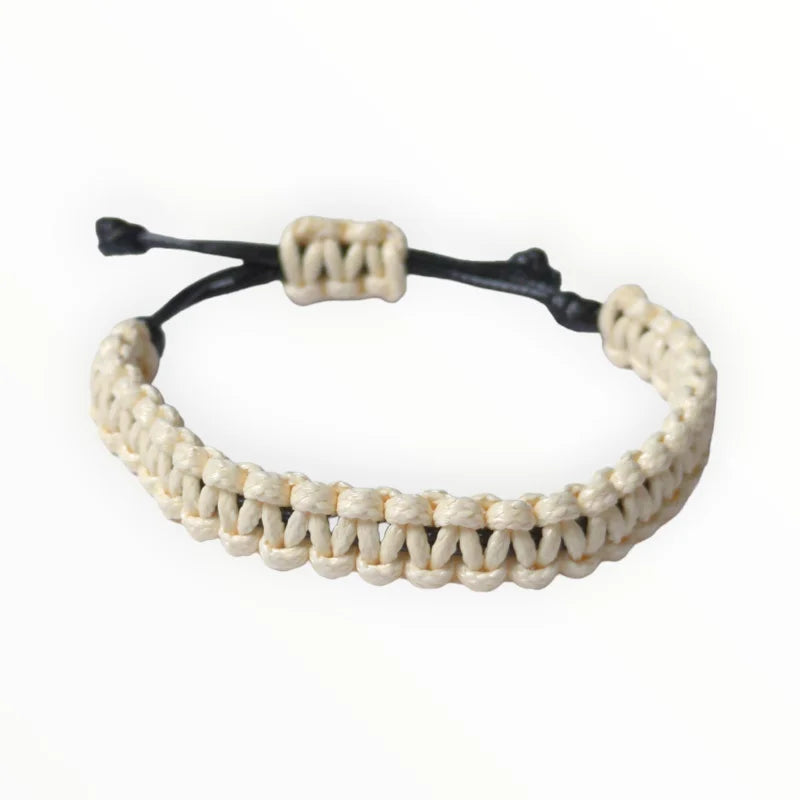 Een witte armband met een zwart koord