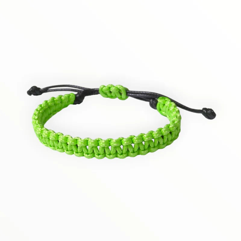 Een groene armband met een zwart koord