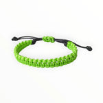 Een groene armband met een zwart koord