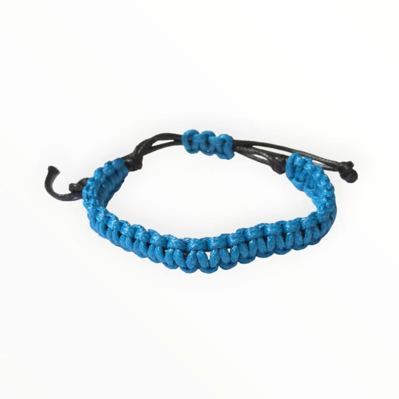 Een blauwe armband met een zwart koord