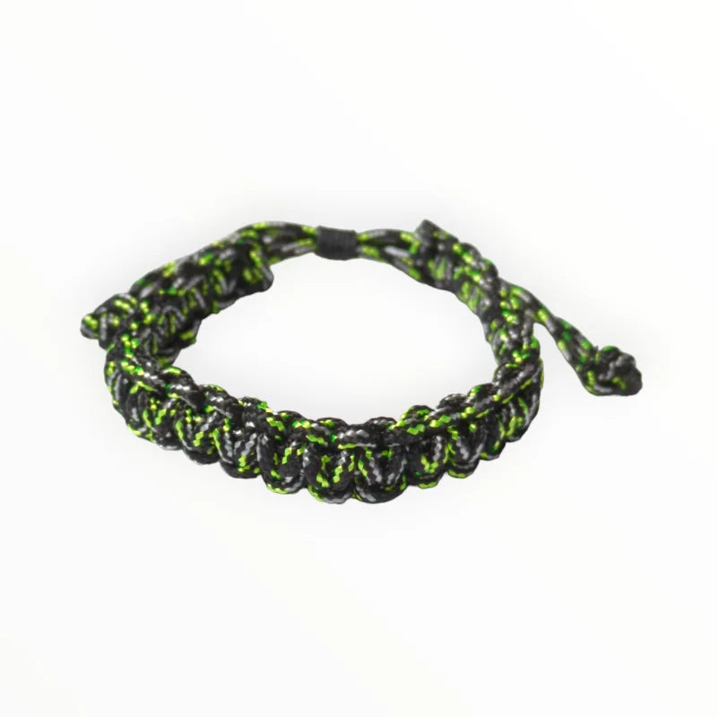 Zwart met groen gevlochten koord armband met een geknoopt patroon.