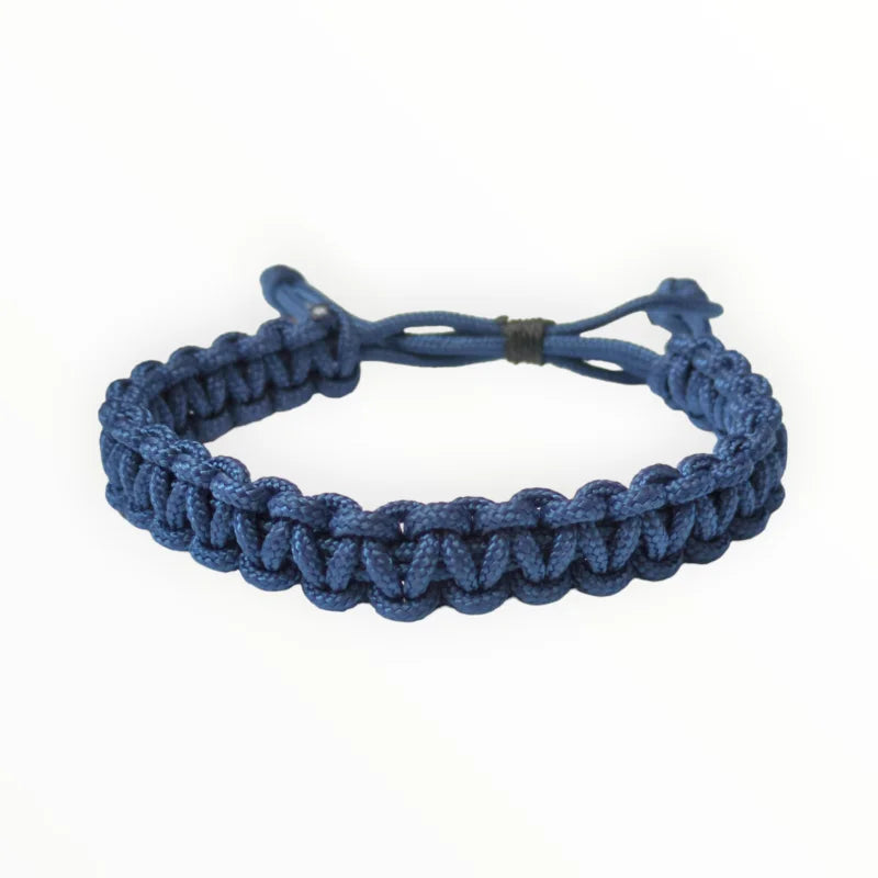 Marineblauwe gevlochten paracord armband met een schuifknoopsluiting.