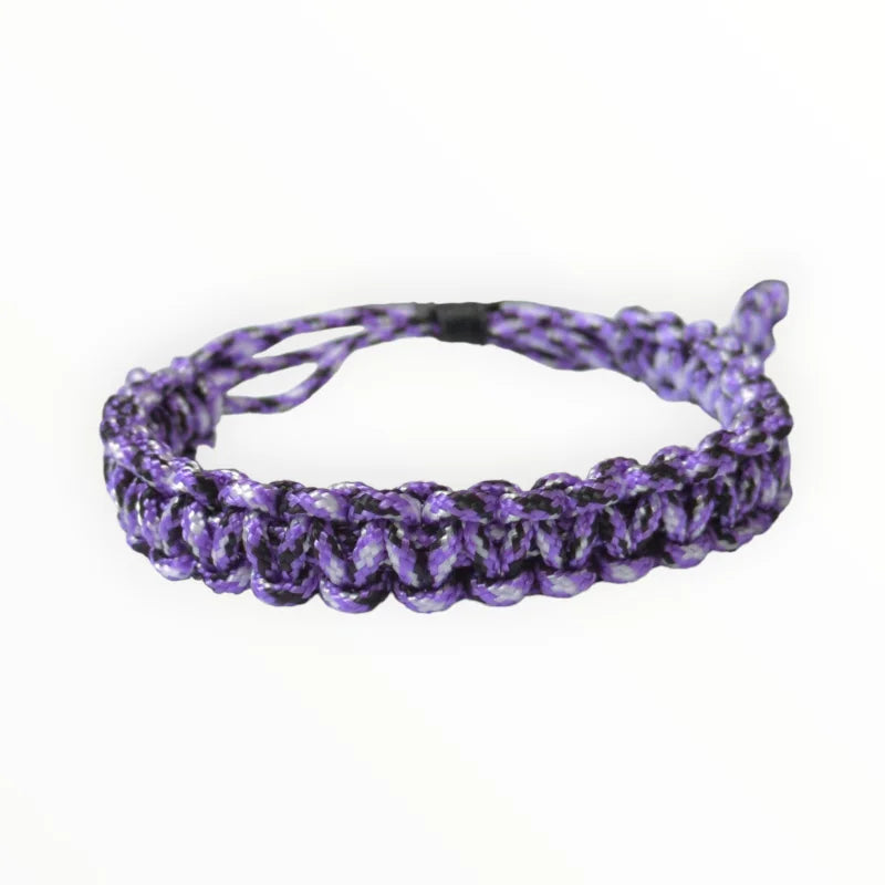 Paarse macramé armband met een geknoopt patroon.