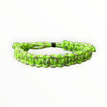 Neongroene gevlochten paracord armband met een knooppatroon.