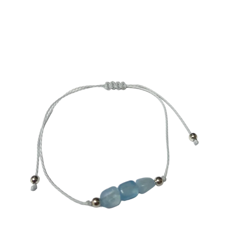 Een armband met een blauwe glazen bea en zilveren kralen