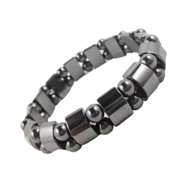 Een zwart met zilveren armband met een bal