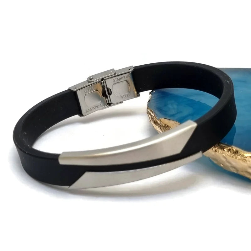 Een armband met een gouden en zwart lederen armband