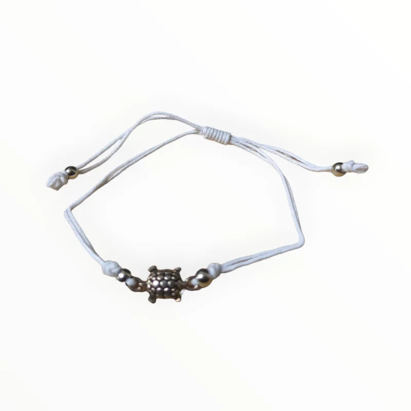 Verstelbaar Armbandje Met Schildpad En Parels Op Witte Achtergrond - Aramat Jewels®