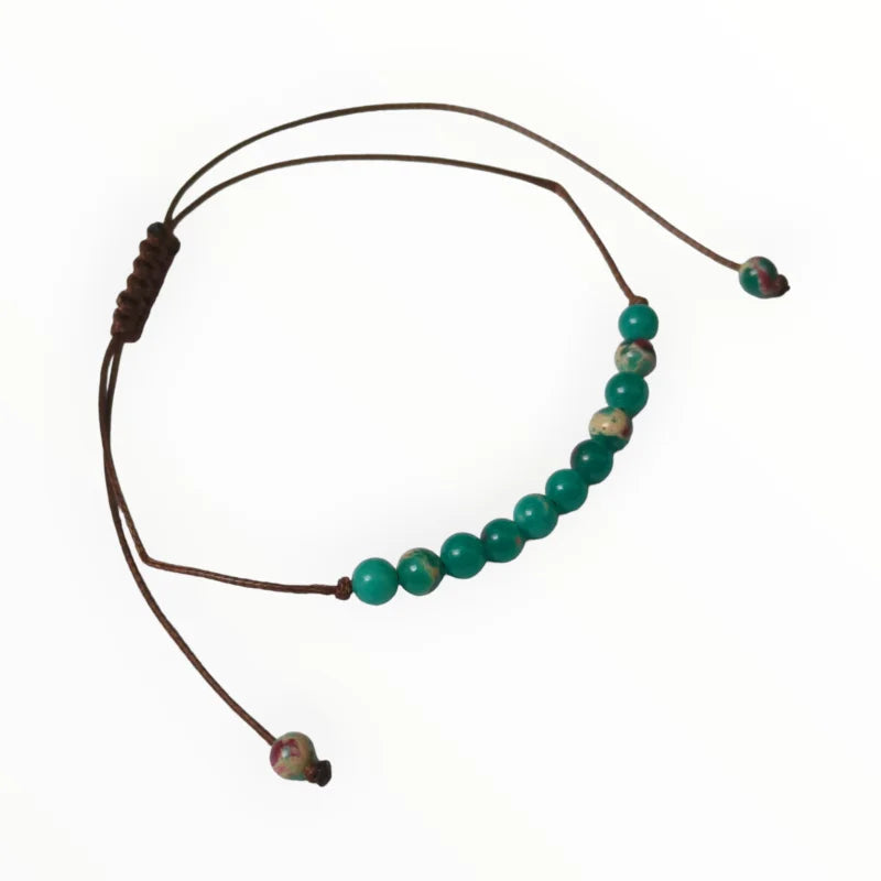 Verstelbare Natuursteen Armband Van Aramat Jewels Met Groene Jade Kralen Op Een Bruin Koord