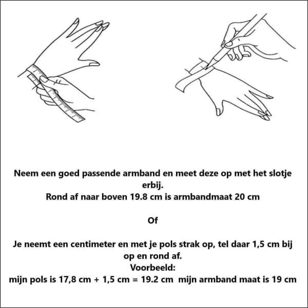 Poster Met Twee Handen Die Elkaars Handen Vasthouden Voor Goudkleurige Figaro Plaatarmband Van Aramat Jewels®.