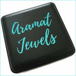 Zwart Doosje Met Blauwe Tekst Van Zilveren Kinder Oorhangers Van Aramat Jewels.