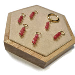 Handgemaakte Natuursteen Bedels Met Drie Ringen En Rode Steen - Aramat Jewels®