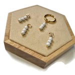 Houten Doos Met Twee Ringen En Een Wit Marmeren Kraal - Aramat Jewels® Bedels Van Handgemaakte Natuursteen