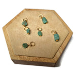 Houten Doos Met Drie Ringen En Groene Amazoniet Steen.