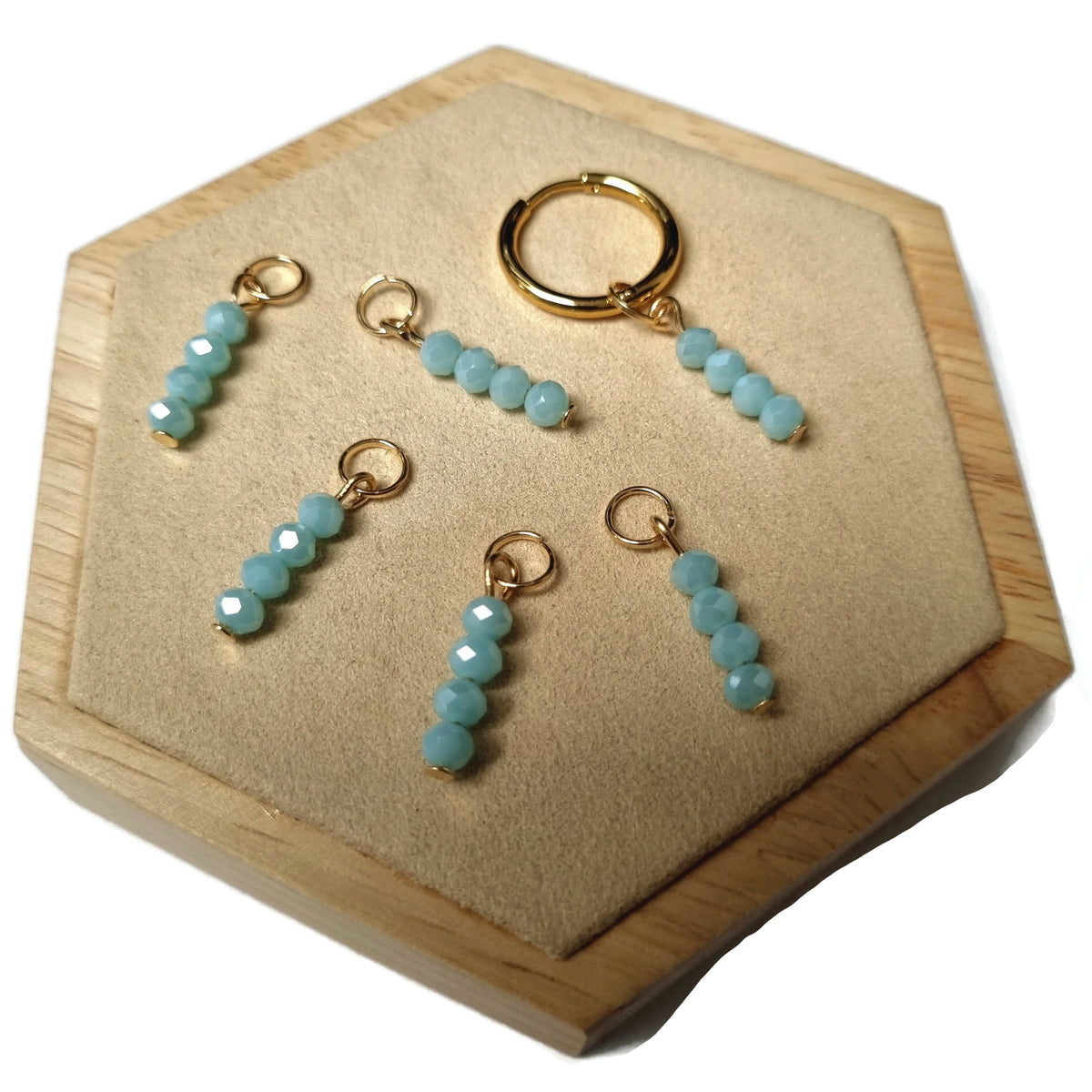 Houten Doos Met Drie Ringen En Een Kleine Blauwe Kraal Bedel Oorring - Aramat Jewels®