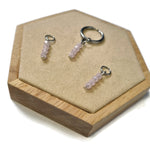 Roze Kwartsoorringen Op Houten Doos - Prachtige Oorring Bedels - Aramat Jewels®.