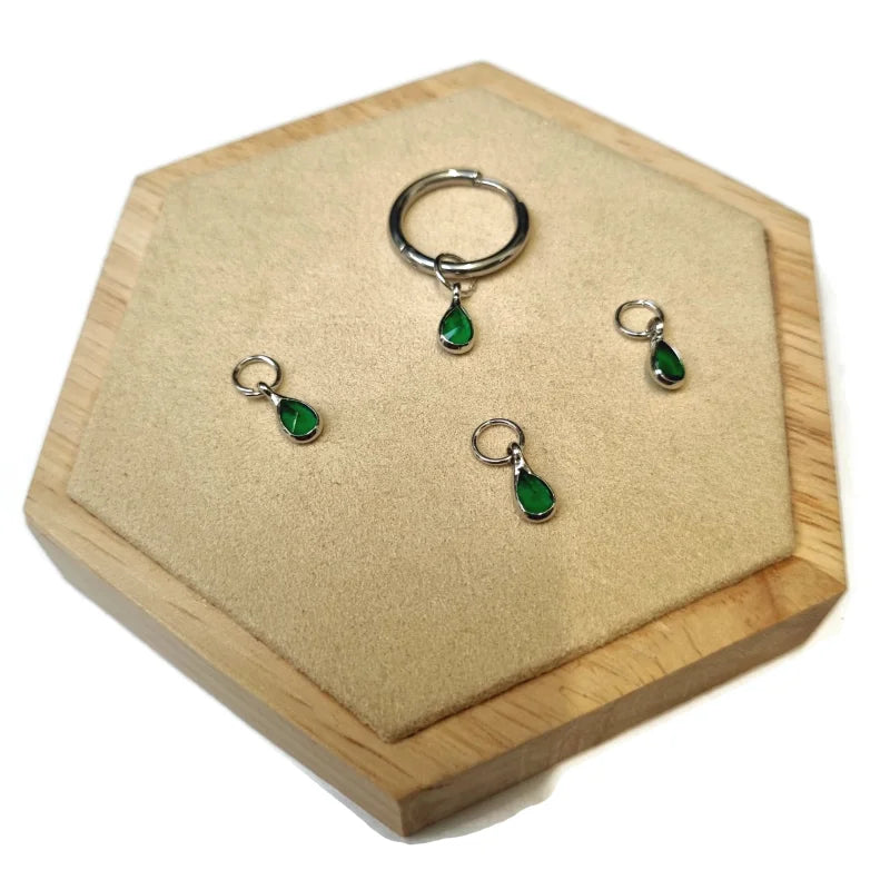 Handgemaakte Glazen Oorring Bedels Met Groene Steen En Zilveren Ringen.