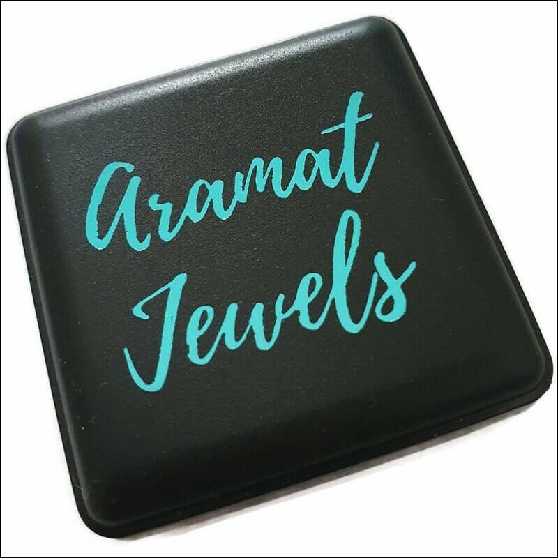 Zwarte Doos Met Blauwe Tekst Voor Stalen Oorringen 30mm Van Aramat Jewels®.