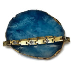 Een blauwe en gouden armband met een sterdessin