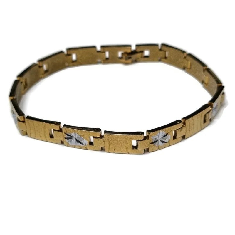 Een gouden armband met diamanten