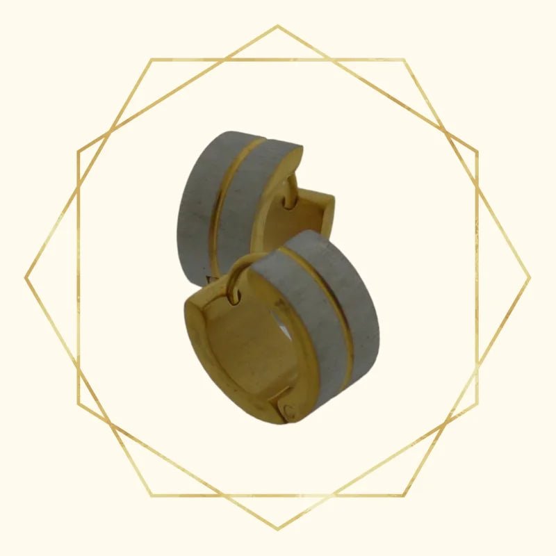 Een paar gouden en zilveren ringen