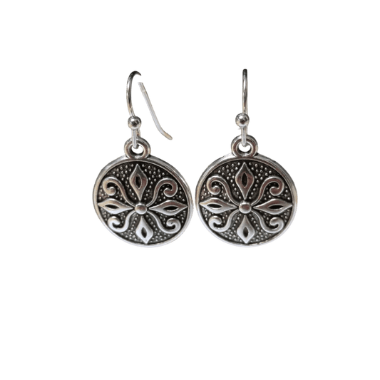 Paar ronde zilveren oorbellen met ingewikkelde bloemmotieven.