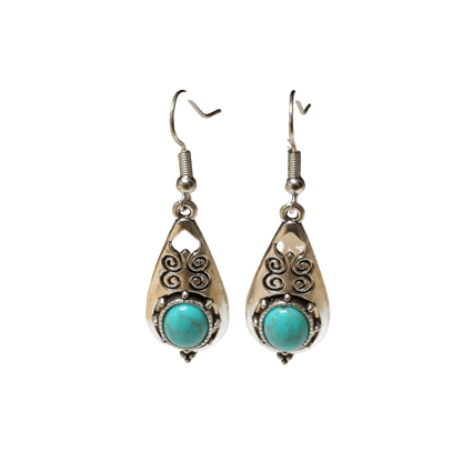 Paar zilveren traanvormige oorbellen met turquoise stenen en spiraalmotieven.
