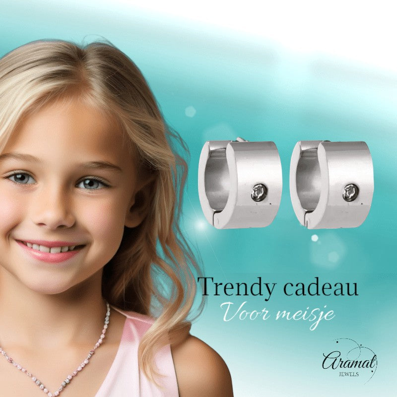 Brede Huggie Oorringen met Kristal 13x7mm - Aramat Jewels - Oorringen - cadeautip