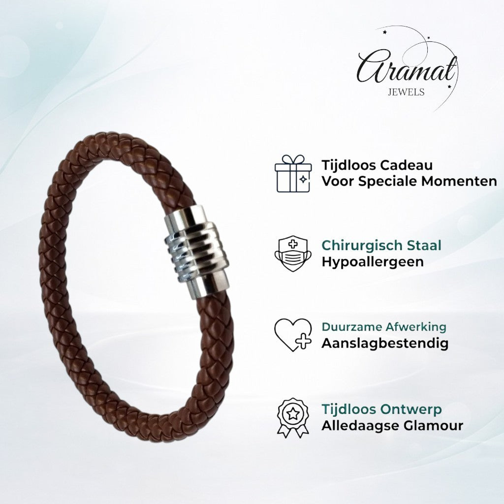 Een bruine leren armband met een zilveren sluiting