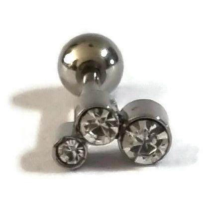 Een paar zilveren ballen met een witte achtergrond