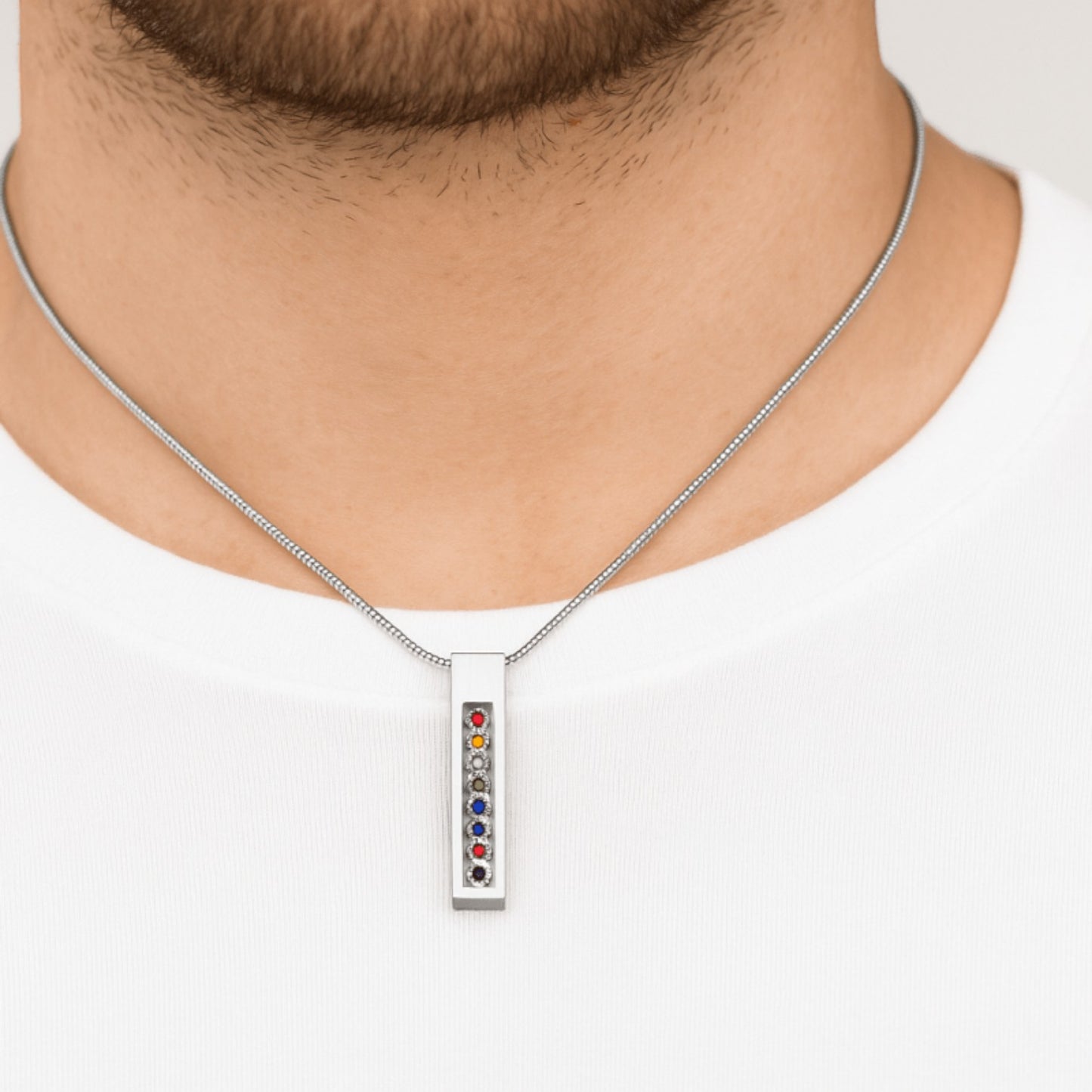 Rechthoekige zilveren ashanger met regenboog edelstenen (34x8mm) om mannenhals