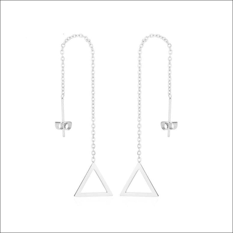 Een Paar Zilveren Oorbellen Met Een Driehoek Aan De Voorkant