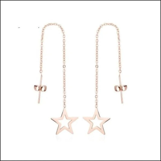Een paar ster oorbellen met een ketting