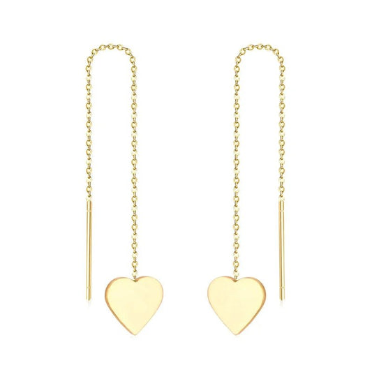 Gouden hartvormige oorbellen met fijne kettinkjes.