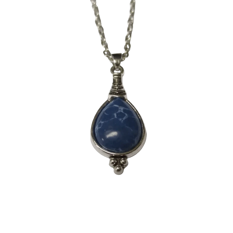 Een hanger van blauwe steen aan een zilveren ketting