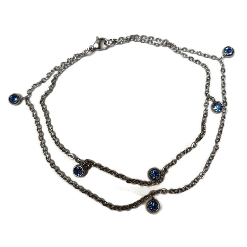 Een ketting met blauwe stenen en een ketting