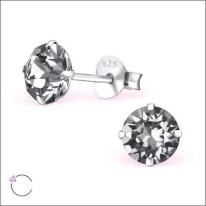 Een paar oorbellen met een rondgeslepen diamant