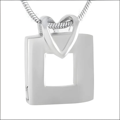 Een witte vierkante hanger met een hart erop