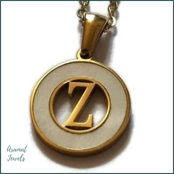 Een gouden hanger met de letter z in het midden