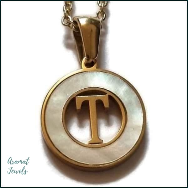 Een gouden en zilveren ketting met een letter t in het midden