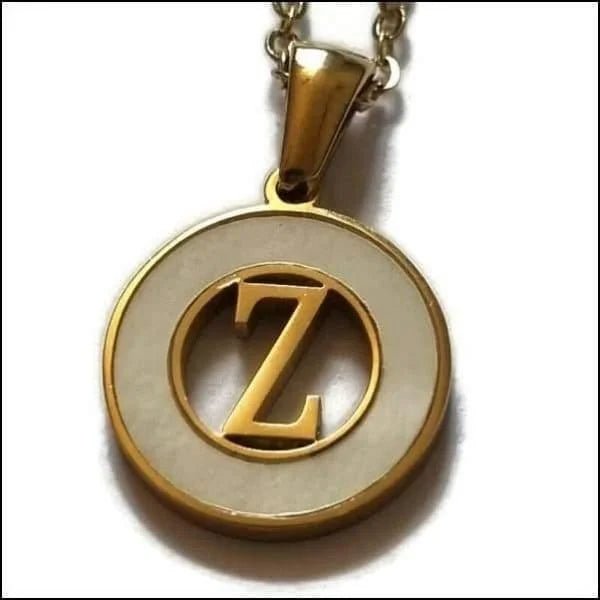 Een gouden en zilveren hanger met de letter z