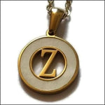 Een gouden en zilveren hanger met de letter z