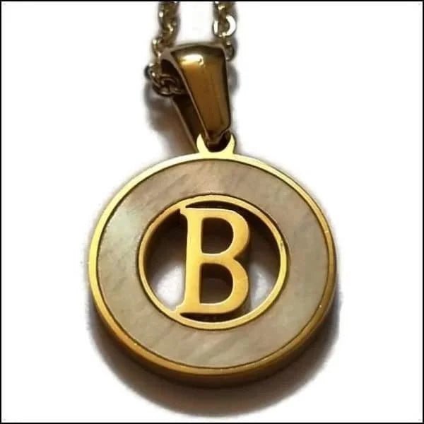 Een gouden hanger met de letter b erin