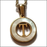 Een gouden en zilveren ketting met een letter t in het midden