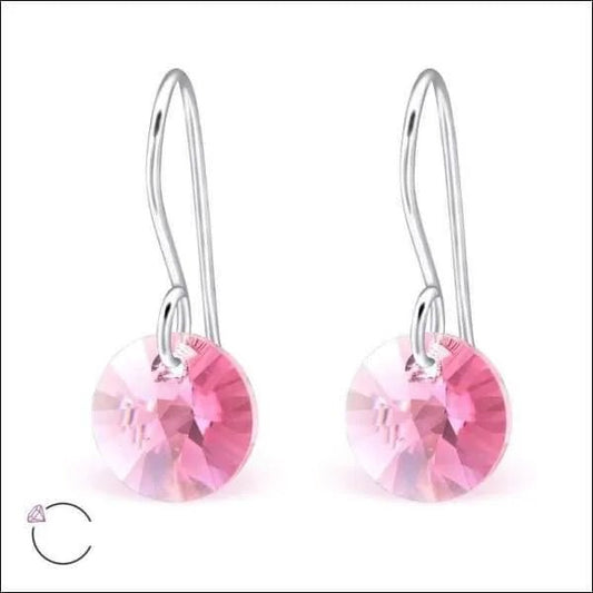 Een paar roze kristallen oorbellen met zilveren haakjes
