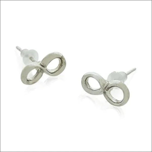 Een paar zilveren oorbellen