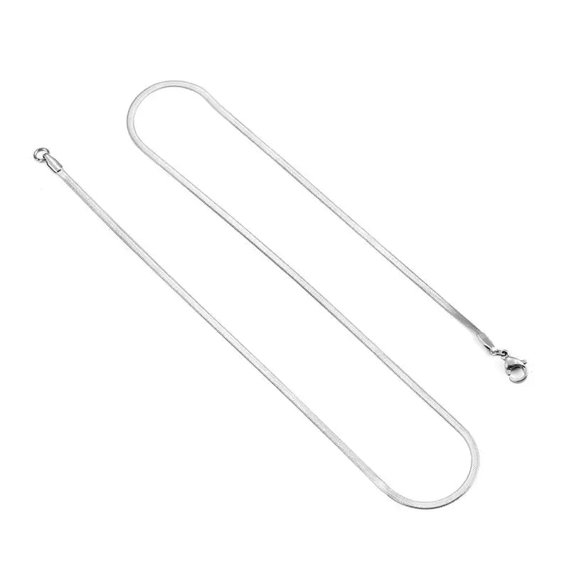 Een paar zilverkleurige metalen draden